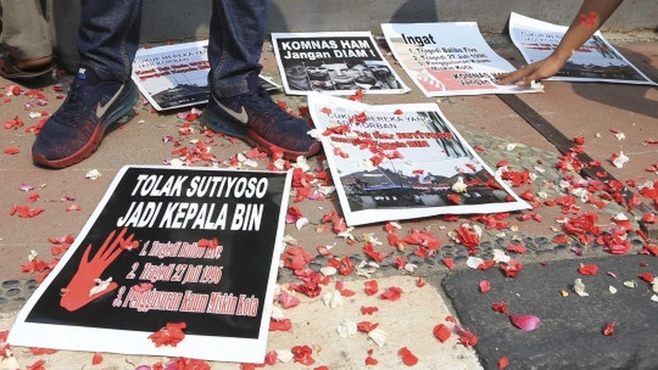 Tolak Sutiyoso jadi kepala BIN, mahasiswa tabur bunga di DPP PDIP
