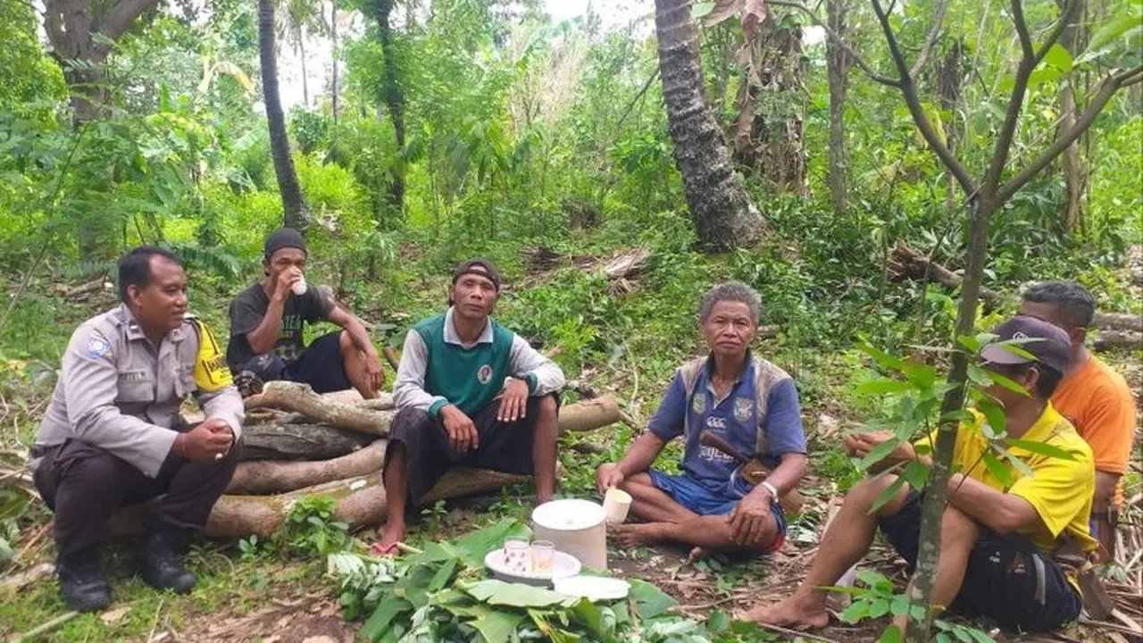 Aipda I Ketut Wirawan, seorang Bhabinkamtibmas dari Polsek Kayangan di Desa Salut, Lombok Utara, Provinsi Nusa Tenggara Barat (NTB) berpatroli menyambangi masyarakat usai Pemilu 2024.