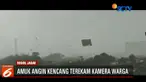 Saat hujan reda, warga berhamburan bergotong royong membersihkan jalan dan rumah yang tertimpa pohon.