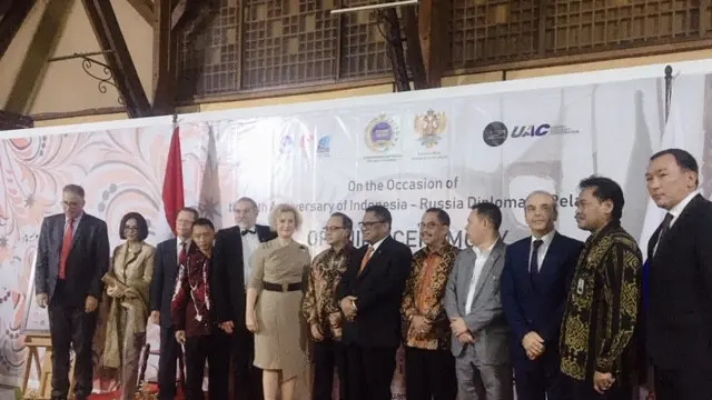 Foto bersama para penyelenggara yang berkontribusi untuk Pameran Lukisan "Untaian Katulistiwa" di Galeri Nasional Indonesia, Senin, 3 Februari 2020.
