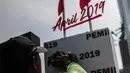 Petugas membersihkan papan sosialisasi Pemilu 2019 di kawasan Bundaran HI, Jakarta, Rabu (3/4). KPU terus menyosialisasikan kepada masyarakat agar menggunakan hak pilihanya pada Pemilu 2019. (Liputan6.com/Faizal Fanani)