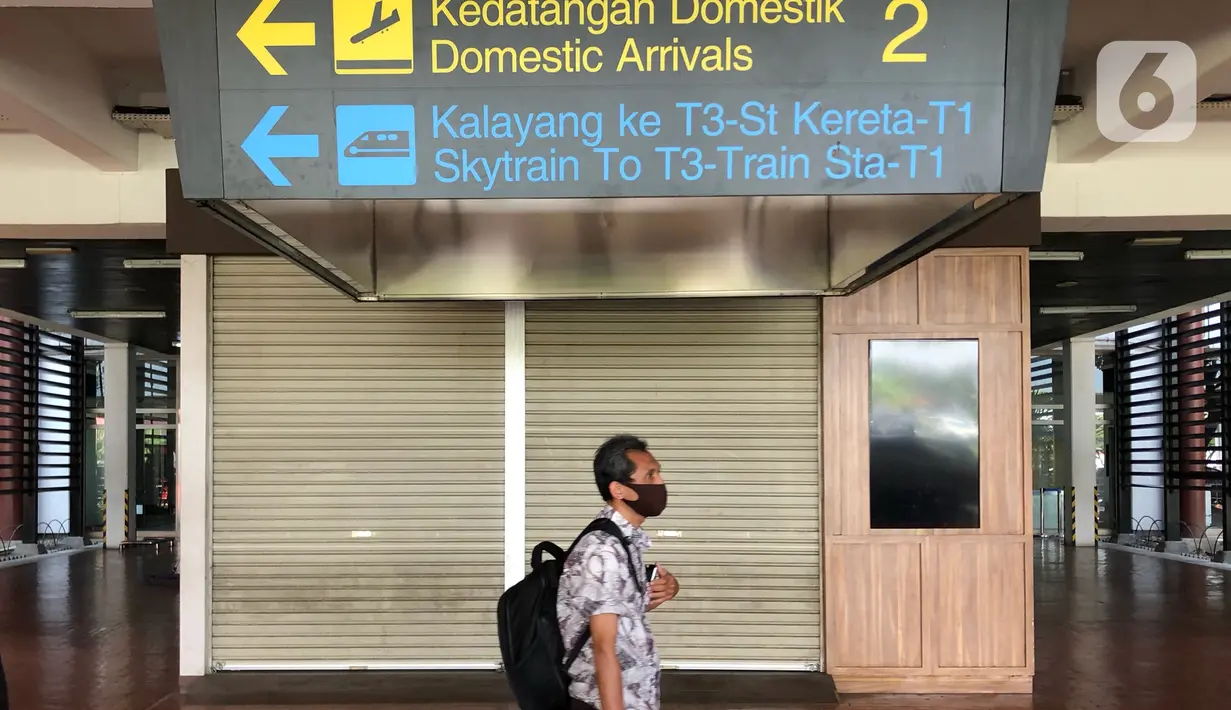 Penumpang beraktivitas di area Bandara Soekarno-Hatta, Tangerang, Jumat (24/7/2020). Senior Manager Branch Communication and Legal Bandara Soetta Febri Toga Simatupang mengatakan di bulan Juli, jumlah pergerakan penumpang rata-rata per hari mencapai 30.000 orang. (Liputan6.com/Immanuel Antonius)