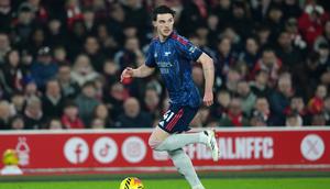 Gelandang Arsenal, Declan Rice, menggiring bola dalam laga Liga Inggris melawan Nottingham Forest di City Ground, Nottingham, Sabtu (17/1/2026). (AP Photo/Dave Shopland)
