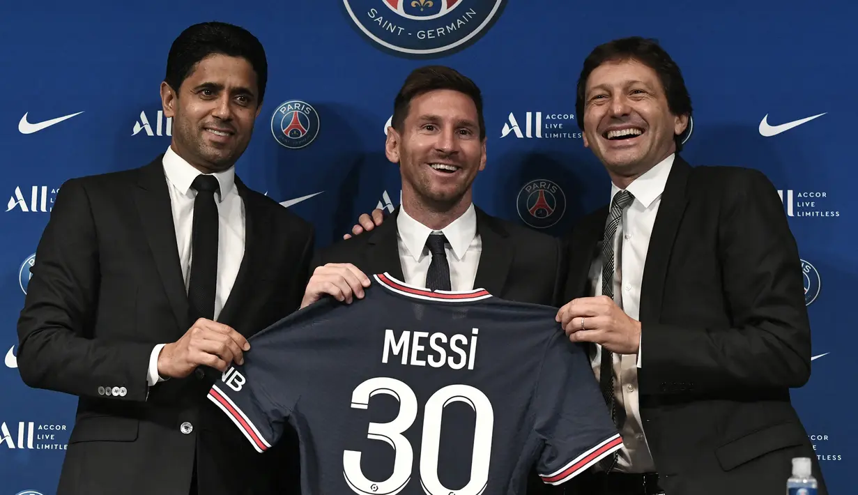 Lionel Messi. Akibat negosiasi kontrak yang rumit karena tersandung aturan gaji di Barcelona, La Pulga harus pergi meninggalkan klub yang telah dibelanya hampir 17 tahun. Ia dikontrak PSG selama 2 tahun dengan opsi perpanjangan 1 tahun pada 10 Agustus 2021 lalu. (Foto: AFP/Stephane De Sakutin)