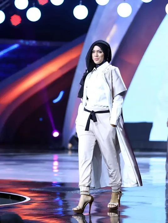 Apalagi acara itu disiarkan SCTV dan live streaming melalui vidio.com. Meski demikian, ia tampil cukup baik berjalan berlenggak-lenggok di atas panggung. (Nurwahyunan/Bintang.com)