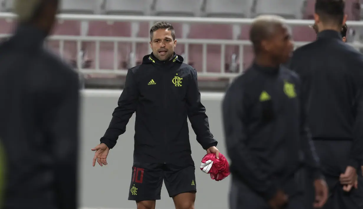 Gelandang Flamengo, Diego melakukan pemansan selama sesi latihan tim di Doha, Qatar (19/12/2019). Flamengo lolos ke final final Piala Dunia Antarklub 2019 setelah menang dengan skor 3-1 atas Al Hilal. (AP Photo/Hassan Ammar)