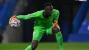 Di ajang Liga Champions musim ini Edouard Mendy telah tampil 11 kali selama 990 menit dengan mencatat 31 saves dan 3 kali kebobolan, unggul jauh di atas Ederson. (AFP/Dylan Martinez/Pool)