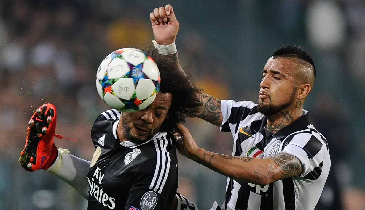Bek Real Madrid, Marcelo berebut bola dengan gelandang Real Madrid Arturo Vidal pada leg pertama babak semifinal Liga Champions di Juventus Stadium, Rabu (6/5/2015). Juventus menang 2-1 atas Real Madrid. (Reuters/Giorgio Perottino)