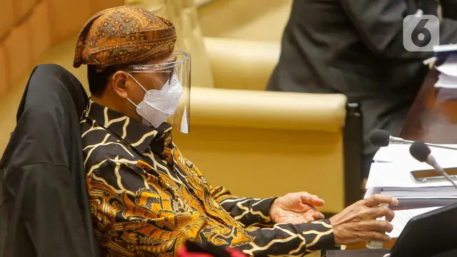 Kenakan Pakaian Adat, Menhub Budi Karya Paparkan Kesiapan Mudik