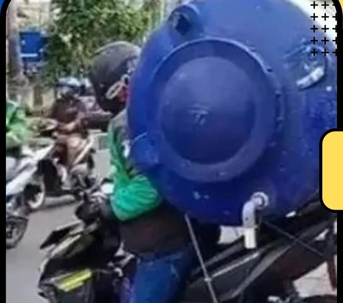 Kemudian, jumlah tenaga kerja di lapangan usaha informasi dan komunikasi juga menurun 0,02 juta orang. Selanjutnya, di lapangan usaha treatment air sampah, dan daur ulang menurun 0,02 juta orang.