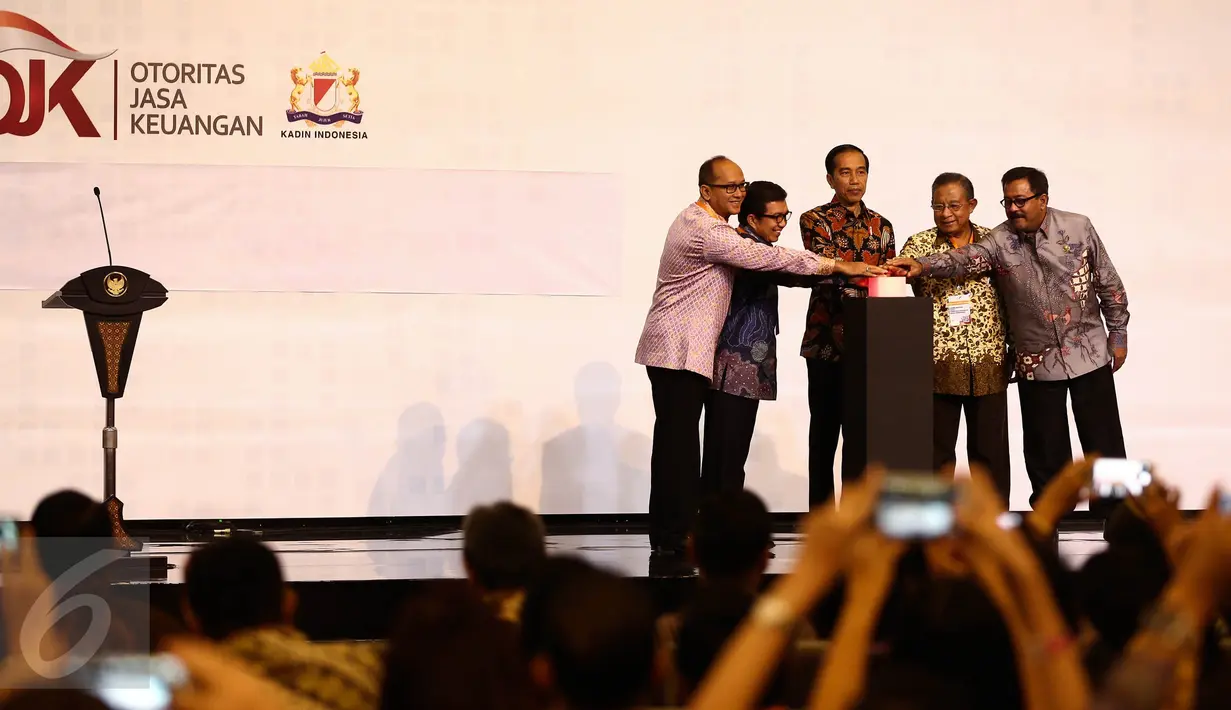 Presiden Jokowi didampingi Gubernur Banten Rano Karno memencet tombol pada pembukaan Indonesia Fintech Festival & Conference di Tangerang, Selasa (30/8). Acara itu diselenggarakan Otoritas Jasa Keuangan bersama Kadin Indonesia (Liputan6.com/Faizal Fanani)