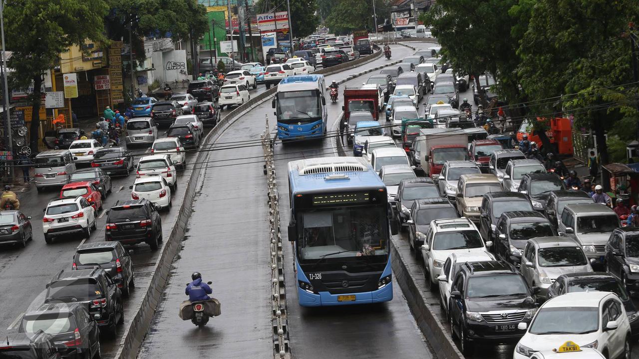 Pejaten Tergenang Banjir, Kemacetan Mengular Hingga ke Jalan Warung Buncit