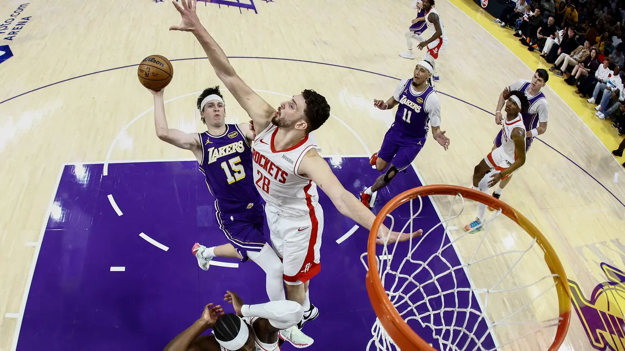 Pemain Lakers Austin Reaves diblok Alperen Sengun dari Rockets pada laga playoff NBA