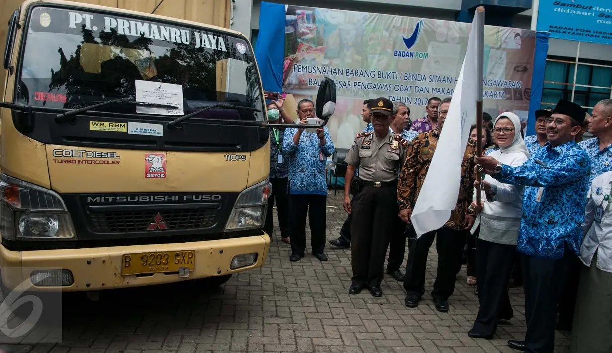 Kepala Badan POM RI  Penny K. Lukito melepas keberangkatan truk berisi kosmetik, obat dan makanan ilegal untuk dimusnahkan di Balai Besar POM Jakarta, Selasa (2/5). Produk ilegal yang dimusnahkan tersebut senilai Rp26 miliar. (Liputan6.com/Gempur M Surya)