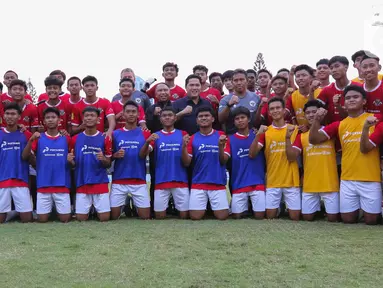 Ketua Umum PSSI Erick Thohir foto bersama dengan peserta seleksi pemain Timnas Indonesia U-17 di Lapangan A, Gelora Bung Karno (GBK), Senayan, Jakarta, Rabu (16/8/2023). (Liputan6.com/Herman Zakharia)