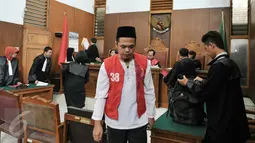 Terdakwa Feriyanto usai jalani sidang perdana di PN Jakarta Selatan, (23/6). Jaksa Penuntut Umum menilai Feriyanto telah melakukan provokasi sopir taksi se-Jabodetabek via media sosial saat demo sopir taksi bulan Maret lalu. (Liputan6.com/Yoppy Renato)