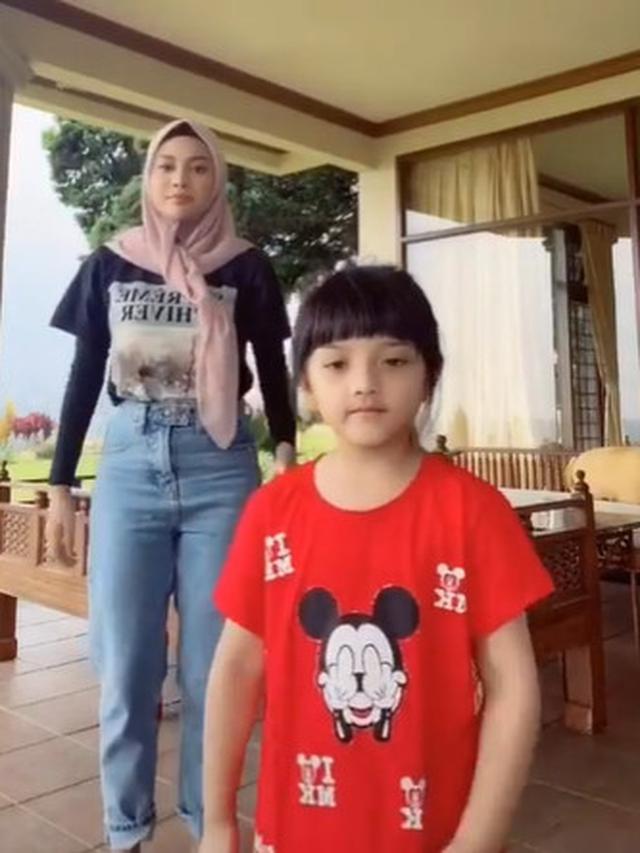 Beri Persembahan Lagu, Ini 6 Potret Kedekatan Arsy dan Aurel Hermansyah