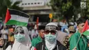 Massa yang tergabung dalam Masyarakat Indonesia Peduli Yerusalem unjuk rasa terkait keuputusan Presiden AS, Donald Trump yang mengkali Yerusalem sebagi ibu kota Israel di depan kantor Kedutaan Besar AS, Jakarta, Jumat (8/11). (Liputan6.com/Faizal Fanani)