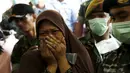Seorang ibu menangisi anaknya yang menjadi korban dari jatuhnya pesawat Hercules C-130 di Medan, Rabu (1/7/2015). Peristiwa ini menambah catatan kecelakaan yang disebabkan tuanya alustista yang digunakan TNI. (REUTERS/Beawiharta)
