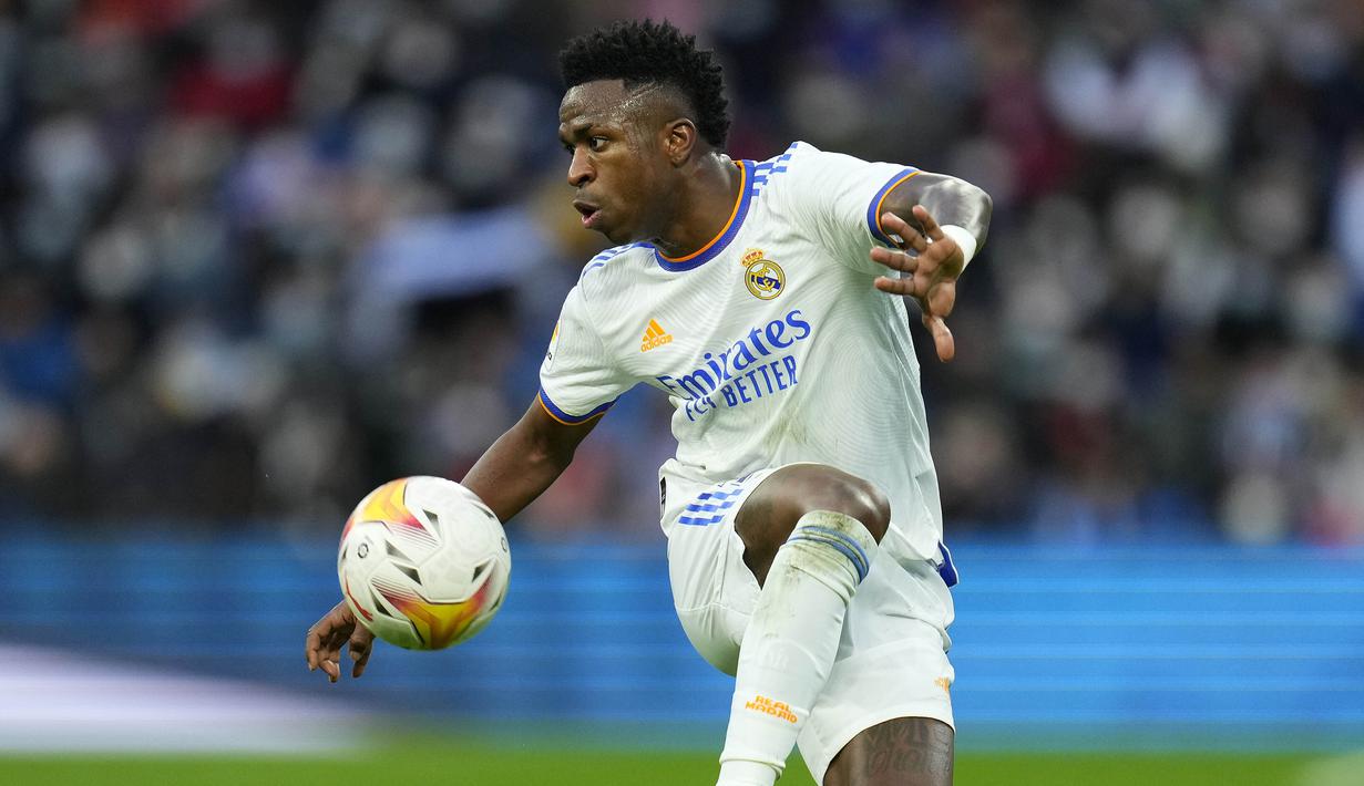 Vinicius Junior. Pemain berusia 21 tahun ini kini menjalani musim ke-4 bersama Real Madrid. Total telah tampil 149 laga di semua ajang dengan torehan 29 gol dan 33 assist. Bersama Timnas Brasil telah mengoleksi 11 caps, namun belum mencetak satu gol pun maupun assist. (AP/Manu Fernandez)