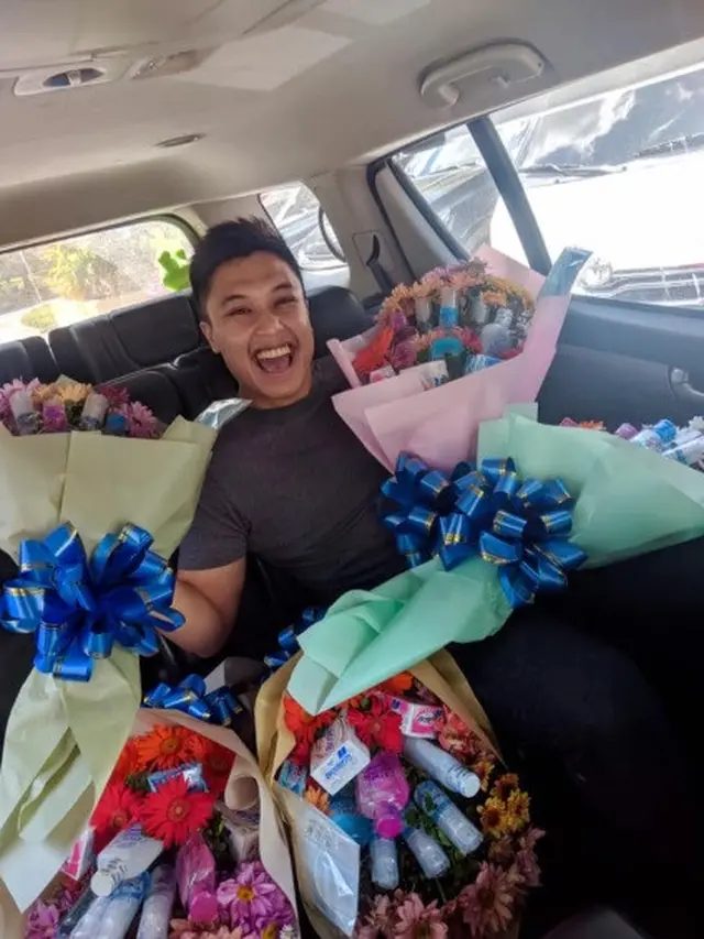 pria filipin bikin buket anti virus Corona