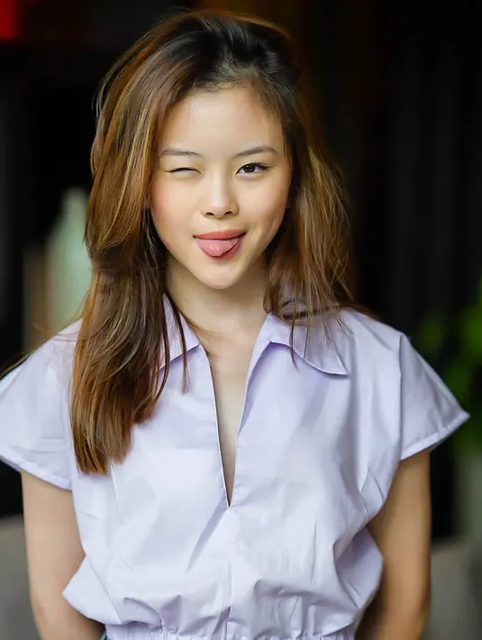 Pamer muka lucu dengan mengedipkan satu mata, tak sedikit warganet yang membubuhkan komentar du kolom komentar unggahan Clarice Cutie. Lesung pipi yang sedikit terlihat membuat Clarice Cutie semakin manis. Seseorang yang punya lesung pipi memang menjadi daya tarik tersendiri, begitu juga dengan Clarice Cutie. (Liputan6.com/IG/@claricecutie)