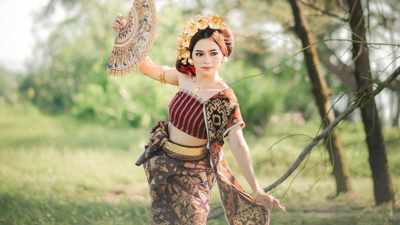 Meskipun terbiasa dengan tarian modern, Lady Rara juga memiliki keahlian dalam menari tarian tradisional.&nbsp;