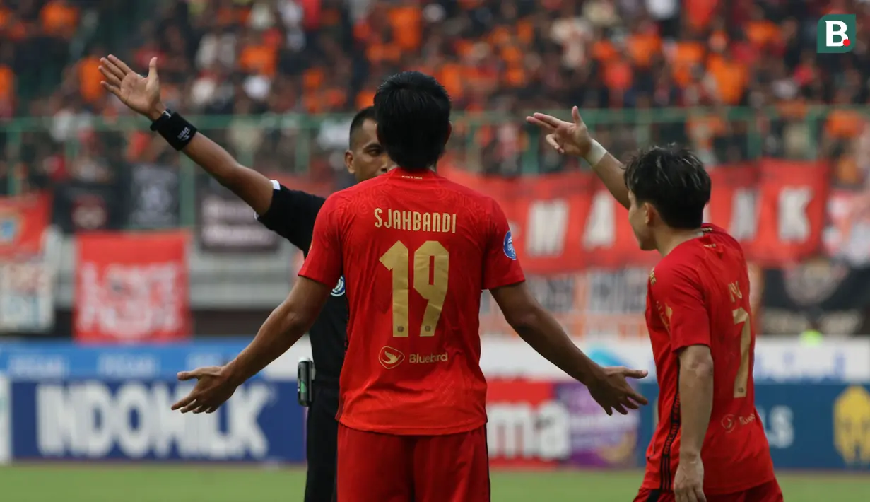 <p>Pemain Persija Jakarta, Hanif Sjahbandi (tengah) memprotes keputusan wasit yang memberinya kartu merah saat menghadapi Persib Bandung pada laga pekan ke-11 BRI Liga 1 2023/2024 di Stadion Patriot Candrabhaga, Bekasi, Sabtu (2/9/2023). (Bola.com/Ikhwan Yanuar)</p>