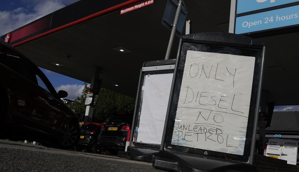 Orang-orang mengantre di mobil mereka untuk mendapatkan bahan bakar di sebuah pompa bensin di London selatan, Senin (27/9/2021). Pompa bensin mengering di beberapa bagian Inggris karena aksi beli di tengah kepanikan menguras tangki di sejumlah stasiun pengisian bahan bakar. (AP Photo/Alastair Grant)