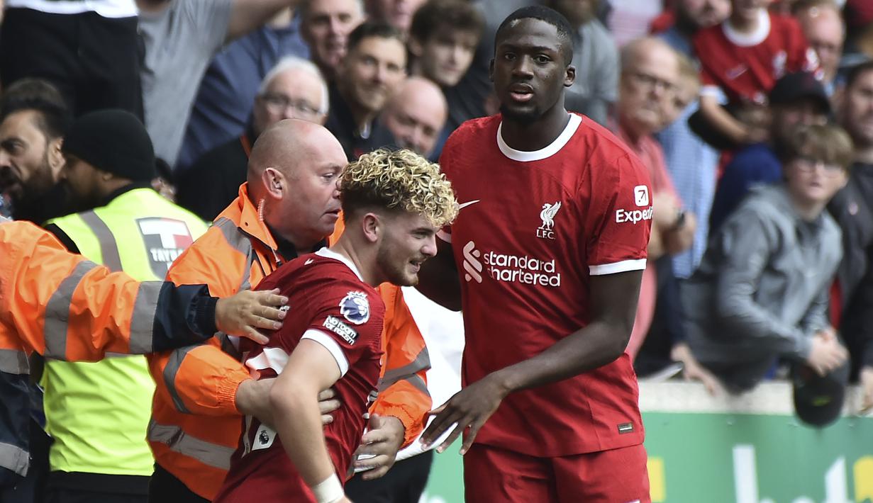 Selebrasi gelandang Liverpool, Harvey Elliott (tengah) setelah bek Woverhampton Wanderers, Hugo Bueno mencetak gol bunuh diri pada laga pekan kelima Premier League 2023/2024 di Molineux Stadium, Wolverhampton, Sabtu (16/9/2023) malam WIB. (AP Photo/Rui Vieira)