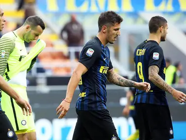 Para pemain Inter Milan usai takluk dari Cagliari pada laga Serie A di Stadion San Siro, Milan, Minggu (16/20/2016). Inter Milan kalah 1-2 dari Cagliari. (EPA/Matteo Bazzi)