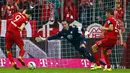 Penyerang Bayern Muenchen, Robert Lewandowski berusaha menendang bola ke arah gawang Diego Benaglio pada bundesliga di Allianz Arena, Rabu (23/9/2015). Muenchen menang telak atas Wolfsburg dengan skor 5-1. (AFP PHOTO/Michaela Rehle)