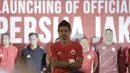 Gaya Bambang Pamungkas  dengan Jersey Home terbaru pada Launching Official Apparel di Springhill, Kemayoran, Jakarta (2/2/2018). Persija Jakarta menggandeng Specs sebagai penyuplai apparel Macan Kemayoran musim 2018/2019. (Bola.com/Nick Hanoatubun)