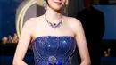 Sementara pada tampilan lainnya, Gianna Jun menjelma bak ratu malam dalam gaun sequined biru gelap yang memeluk tubuh dengan siluet mermaid.  [Dok/Piaget].