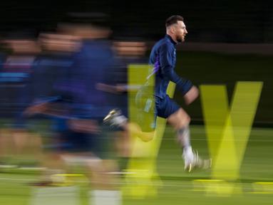 Pemain Argentina, Lionel Messi, saat sesi latihan jelang laga melawan Kroasia pada laga semi final Piala Dunia 2022. (AP Photo/Natacha Pisarenko)