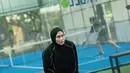 Look simpel namun chic ini memberikan sentuhan effortless sekaligus modern untuk hijabers yang ingin tetap aktif bergerak.  [@ninazatulini22].