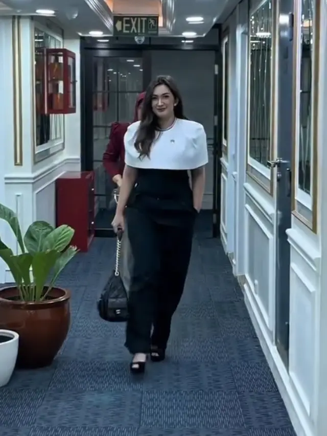 Bikin Statement Soal Tunjangan DPR, Ini Deretan Tas Branded Nafa Urbach yang Ditenteng Saat Rapat Kerja