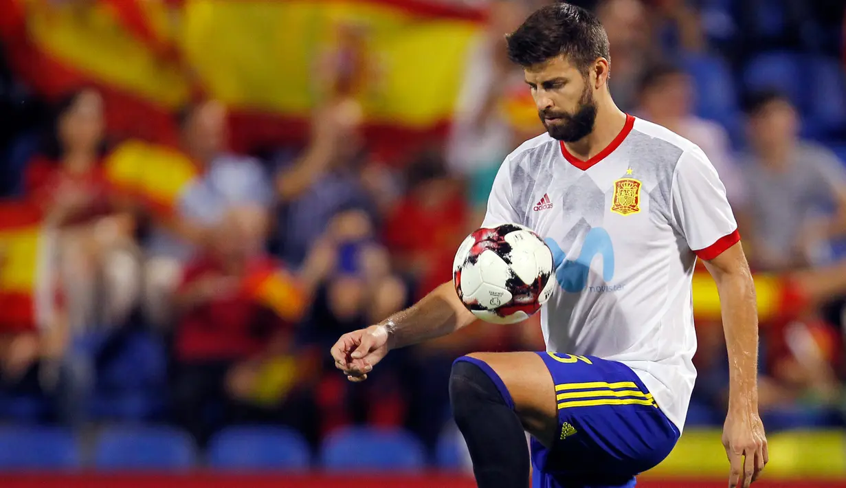 Pemain timnas Spanyol Gerard Pique melakukan pemanasan sebelum laga Grup G Kualifikasi Piala Dunia 2018 kontra Albania di Stadion Jose Rico Perez, Jumat (6/10). Spanyol lolos ke putaran final Piala Dunia 2018 usai mengalahkan Albania 3-0 (AP/Alberto Saiz)