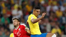 Gelandang Brasil, Casemiro berebut bola dengan pemain Serbia Adem Ljajic saat bertanding pada grup E Piala Dunia 2018 di Stadion Spartak di Moskow, Rusia (27/6). Brasil menang 2-0 atas Serbia dan melaju ke babak 16 besar. (AP Photo/Rebecca Blackwell)