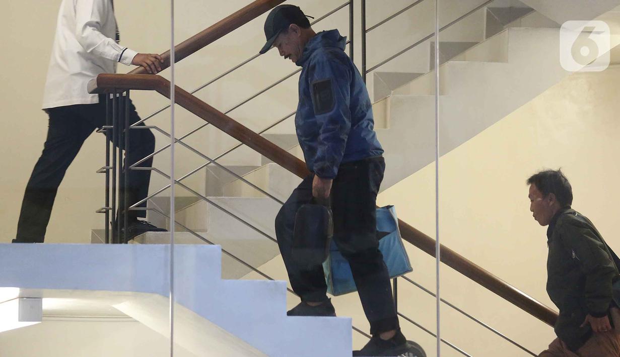 Wali Kota Madiun, Maidi (tengah) berjalan menuju ruang pemeriksaan di Gedung Merah Putih Komisi Pemberantasan Komisi Pemberantasan Korupsi (KPK), Jakarta, Senin (19/1/2026). (Liputan6.com/Helmi Fithriansyah)