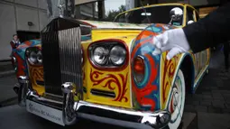 Rolls-Royce limusin touring Phantom V milik John Lennon terlihat Museum Royal BC di Victoria, British Columbia (27/1/2020). Warna asli mobil ini adalah hitam sebelum dicat ulang dengan gaya Romany yang berwarna-warni. (Chad Hipolito/The Canadian Press via AP)