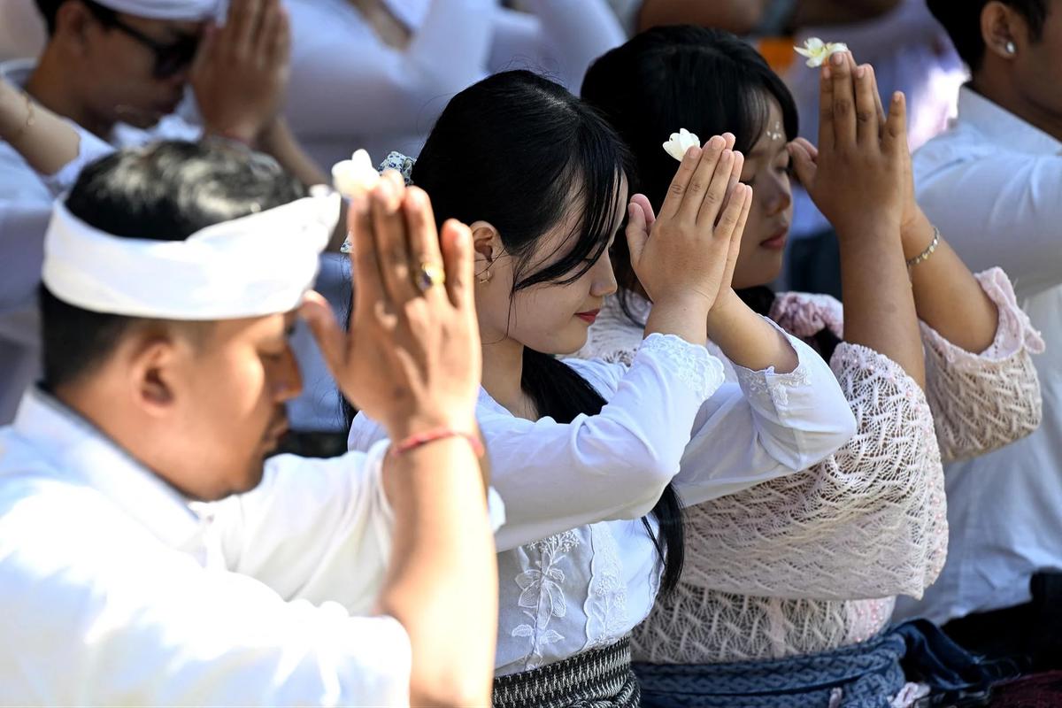 FOTO: Umat Hindu Rayakan Hari Raya Galungan dengan Persembahyangan di Pura
