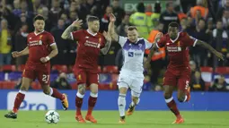 Para pemain Liverpool mengadang laju pemain Maribor, Dino Hotic (2kanan) pada laga Liga Champions grup E di Stadion Anfield, Liverpool, (1/11/2017). Liverpool menang 3-0. (AP/Rui Vieira)