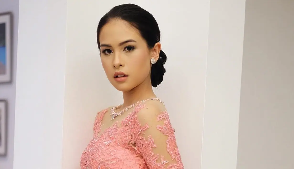 Melalui akun Instagram pribadinya, Maudy Ayunda cukup sering mengunggah foto saat mengenakan kebaya. Kali ini ia tampil menawan dengan kebaya berwarna merah muda. Rambut yang disanggul membuatnya terlihat cantik.(Liputan6.com/IG/@maudyayunda)