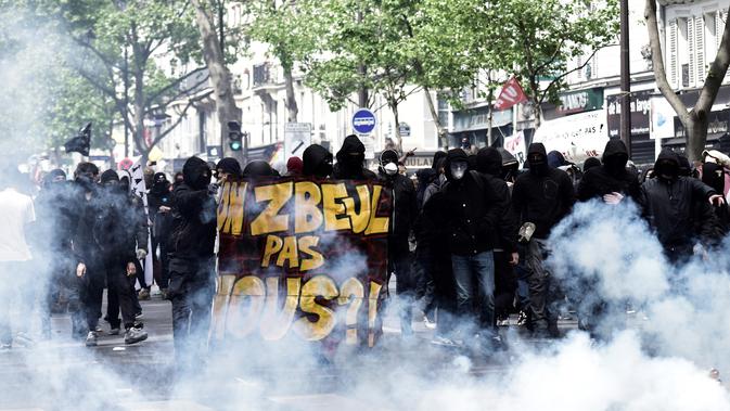 Pengunjuk rasa bentrok dengan polisi anti huru hara Prancis selama demonstrasi perayaan May Day di Paris, Senin (1/5). Bentrokan terjadi di beberapa ruas jalan di sekitar Monumen Bastille sebagai lambang revolusi Prancis. (PHILIPPE LOPEZ/AFP)