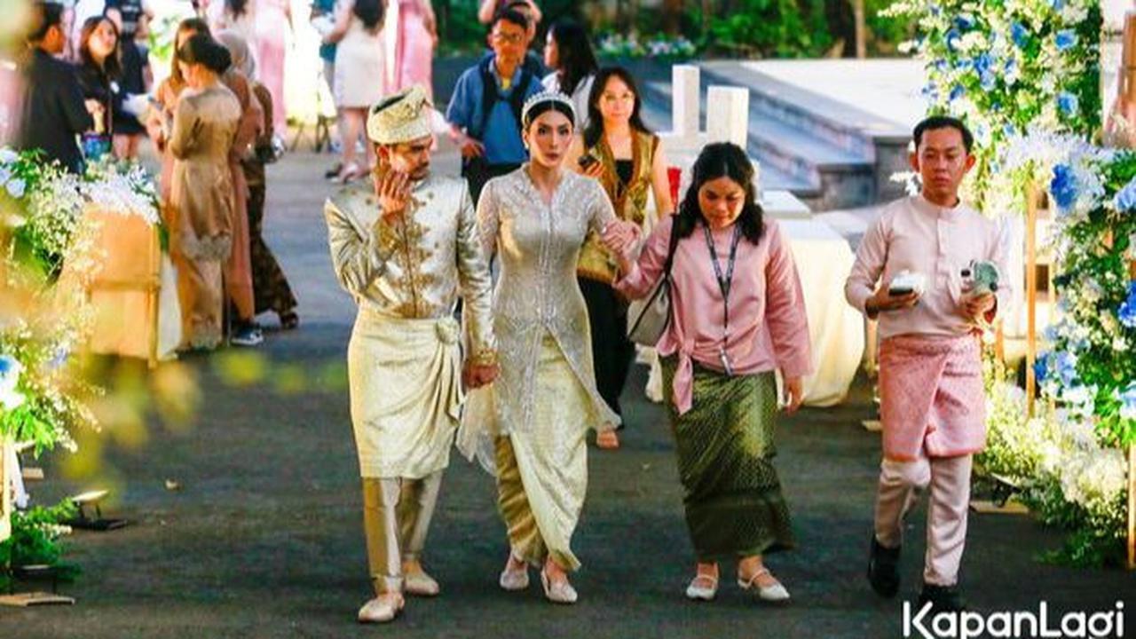 Dalam pernikahannya ini, Tengku Tezi memberikan mas kawin seperangkat alat salat dan logam mulia seberat 50 Gram kepada Tyas