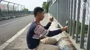 Petugas mengoperasikan alat pengukur kecepatan (speed gun) kendaraan di sekitar Gerbang Tol Palimanan, Cirebon, Jawa Barat, Jumat (7/6/2019). Hal itudilakukan setiap satu jam sekali untuk mengetahui tingkat kepadatan lalu lintas di sepanjang jalur tol Trans Jawa. (Liputan6.com/Immanuel Antonius)