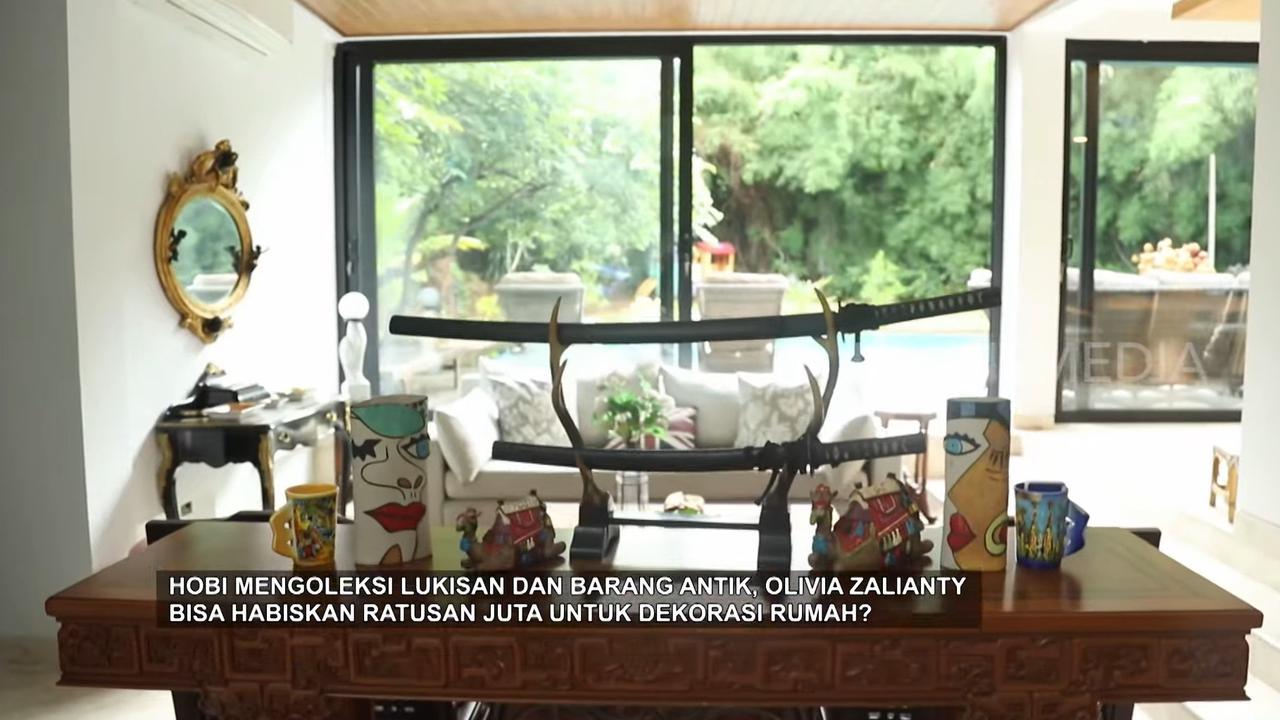 Seluas 2.500 Meter, Potret Rumah Mewah Olivia Adik Marcella Zalianty Banyak Koleksi Lukisan & Barang Antik
