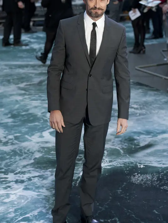 Dalam bak mandi yang mewah, di video itu Hugh Jackman mengatakan, “I know I'm late, but this is the 2015 ALS Ice Bucket Challenge. Bring it on!". (Bintang/EPA)