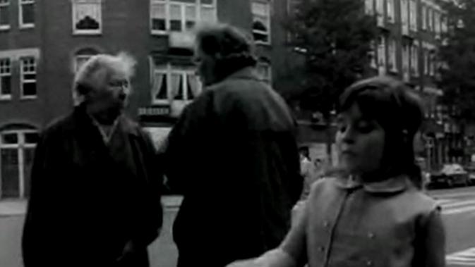 <p>Tak disebutkan secara jelas, dari negara mana pencetus pertama lato-lato. Tapi, anak-anak sudah memainkannya pada tahun 60-an (Nederlands Instituut voor Beeld en Geluid-Wikipedia Creative Commons)</p>